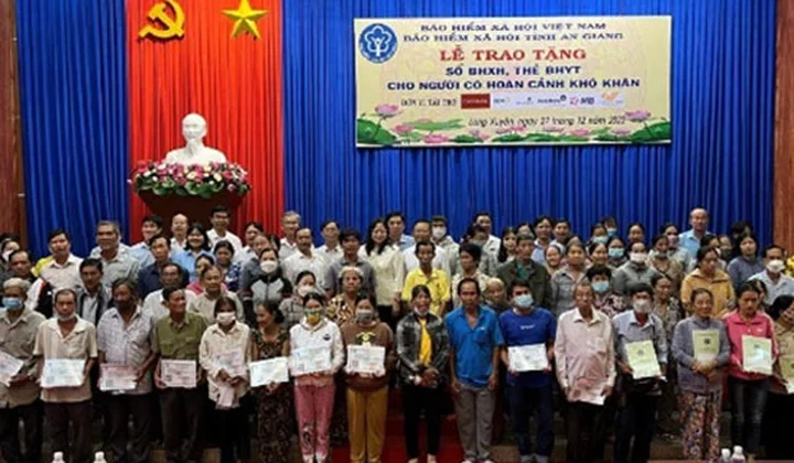 Vietcombank An Giang trao tặng 180 thẻ BHYT cho người dân có hoàn cảnh khó khăn