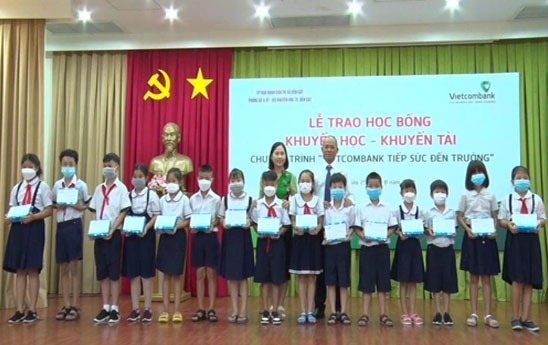 Vietcombank Bắc Bình Dương tài trợ hơn 200 triệu đồng tặng học bổng cho 220 em Học sinh