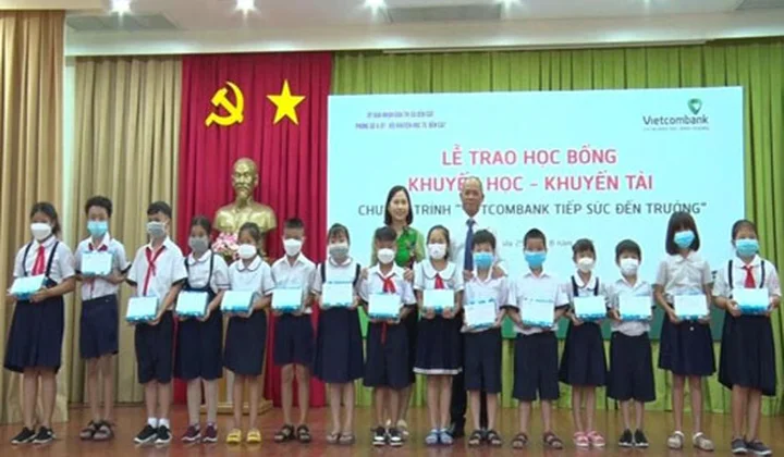 Vietcombank Bắc Bình Dương tài trợ hơn 200 triệu đồng tặng học bổng cho 220 em Học sinh