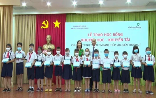 Vietcombank Bắc Bình Dương tài trợ hơn 200 triệu đồng tặng học bổng cho 220 em Học sinh
