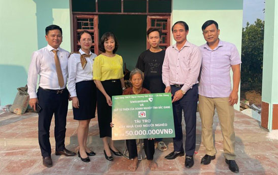 Vietcombank Bắc Giang trao tài trợ kinh phí xây nhà tình nghĩa cho người nghèo