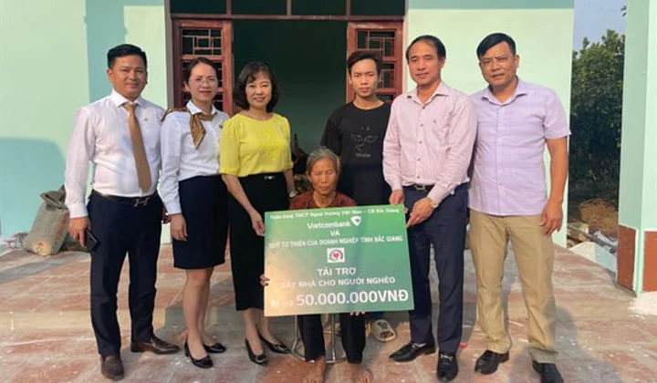 Vietcombank Bắc Giang trao tài trợ kinh phí xây nhà tình nghĩa cho người nghèo