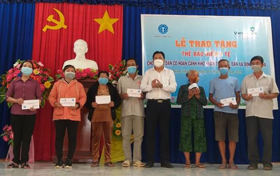 Vietcombank Bạc Liêu tặng hơn 100 thẻ bảo hiểm y tế cho người dân