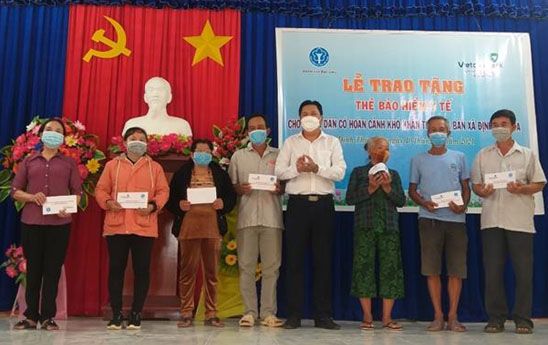Vietcombank Bạc Liêu tặng hơn 100 thẻ bảo hiểm y tế cho người dân