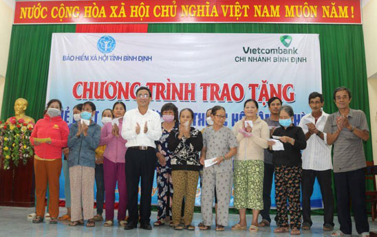 Vietcombank Bình Định tặng thẻ BHYT cho người dân thuộc hộ gia đình cận nghèo