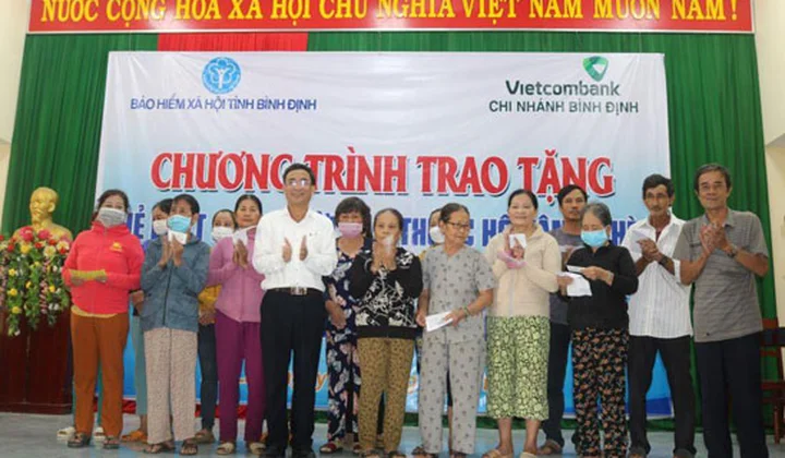 Vietcombank Bình Định tặng thẻ BHYT cho người dân thuộc hộ gia đình cận nghèo