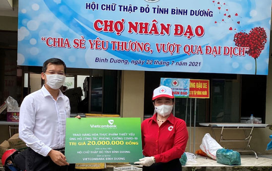 Vietcombank Bình Dương hỗ trợ nhu yếu phẩm cho người dân bị ảnh hưởng dịch Covid-19