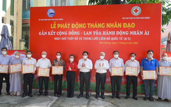 Vietcombank Bình Dương Ủng hộ 1 tỷ đồng giúp họ nghèo