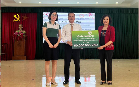 Vietcombank Chí Linh hỗ trợ 60 triệu đồng cho 10 học sinh có hoàn cảnh khó khăn