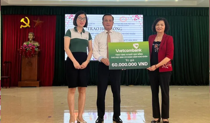 Vietcombank Chí Linh hỗ trợ 60 triệu đồng cho 10 học sinh có hoàn cảnh khó khăn