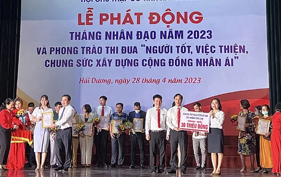 Vietcombank Chí Linh nhận đỡ đầu trẻ khuyết tật có hoàn cảnh khó khăn