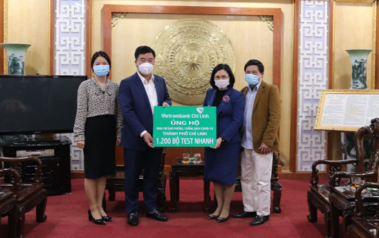 Vietcombank Chí Linh trao tặng 1.200 bộ xét nghiệm nhanh Covid-19