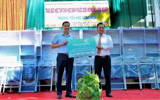 Vietcombank Chí Linh trao tặng 500 triệu đồng cho học sinh có hoàn cảnh khó khăn