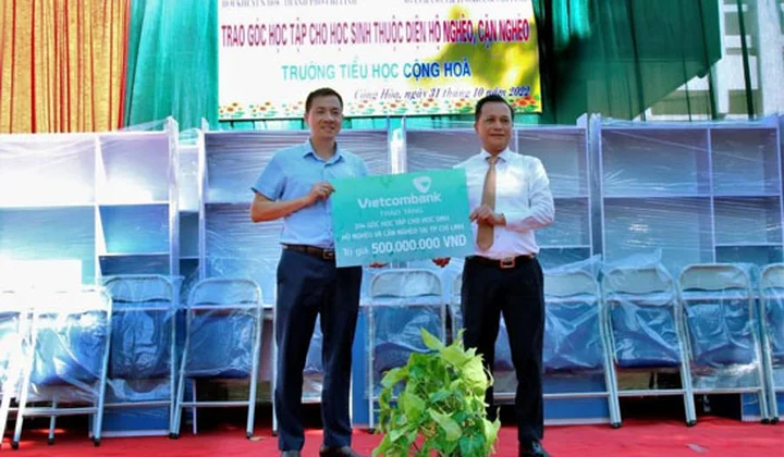 Vietcombank Chí Linh trao tặng 500 triệu đồng cho học sinh có hoàn cảnh khó khăn