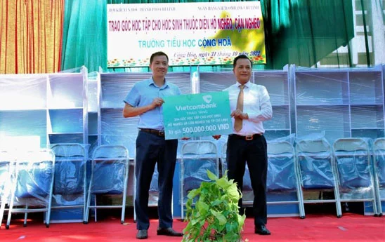 Vietcombank Chí Linh trao tặng 500 triệu đồng cho học sinh có hoàn cảnh khó khăn