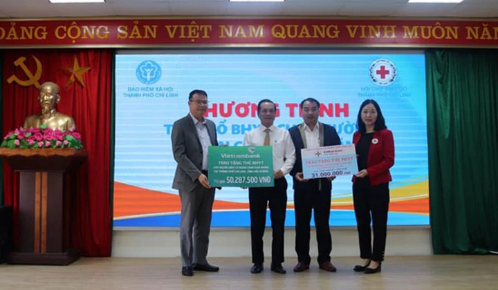Vietcombank Chí Linh trao tặng thẻ bảo hiểm y tế cho 250 người dân có hoàn cảnh khó khăn