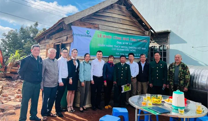 Vietcombank Đăk Nông khởi công xây dựng nhà tình thương tặng gia đình cựu chiến binh có hoàn cảnh khó khăn
