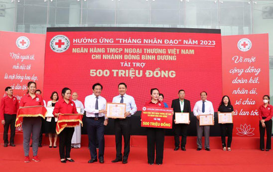 Vietcombank Đông Bình Dương tặng 500 triệu đồng ủng hộ Hội chữ thập đỏ và trao học bổng cho các học sinh nghèo hiếu học
