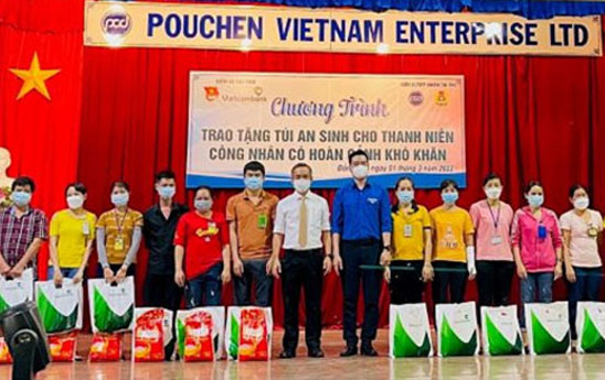 Vietcombank Đồng Nai trao 10.000 túi an sinh nhân tháng Thanh niên