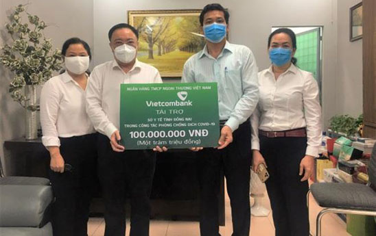 Vietcombank Đồng Nai trao tặng 1 tỷ đồng hỗ trợ tuyến đầu chống dịch Covid-19