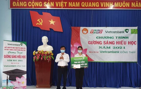 Vietcombank Đồng Tháp trao học bổng Gương sáng hiếu học
