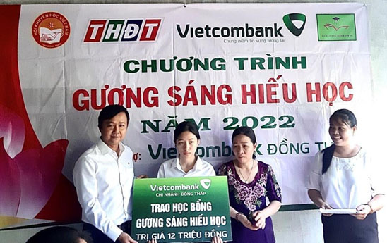 Vietcombank Đồng Tháp trao học bổng gương sáng hiếu học