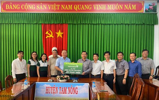 Vietcombank Đồng Tháp trao tặng máy phát điện cho UBND huyện Tam Nông