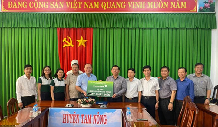 HDBank cùng Sovico tặng 6,5 tỷ đồng gồm kinh phí xây dựng 100 căn nhà và quỹ học bổng khuyến học