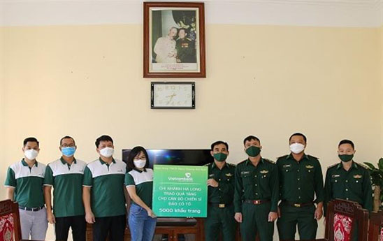 Vietcombank Hạ Long trao tặng 5.000 khẩu trang cho Đồn Biên phòng đảo Cô Tô