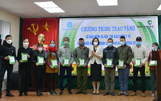 Vietcombank Hải Dương trao sổ Bảo hiểm xã hội và thẻ Bảo hiểm y tế cho người dân có hoàn cảnh khó khăn