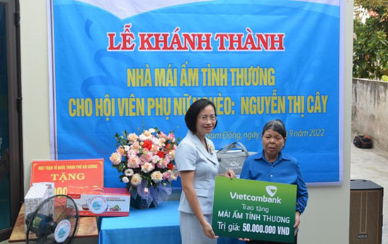 Vietcombank Hải Dương trao tặng 02 ngôi nhà “mái ấm tình thương”