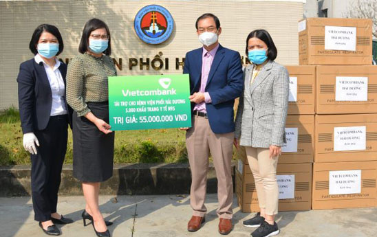 Vietcombank Hải Dương trao tặng 5.000 khẩu trang N96 cho Bệnh viện Phổi Hải Dương