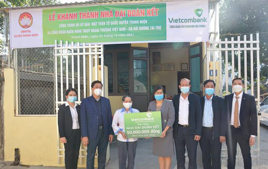 Vietcombank Hải Dương trao tặng nhà đại đoàn kết tại Thanh Miện