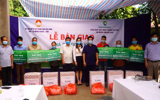 Vietcombank Hòa Bình tặng 6 nhà Đại đoàn kết và 1.200 thẻ bảo hiểm y tế cho hộ cận nghèo
