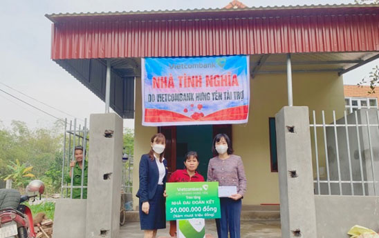 Vietcombank Hưng Yên bàn giao nhà tình nghĩa cho hộ nghèo