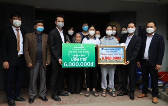 Vietcombank Hưng Yên tặng học bổng cho học sinh nghèo