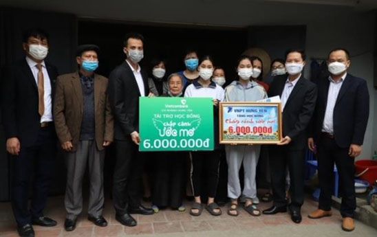 Vietcombank Hưng Yên tặng học bổng cho học sinh nghèo