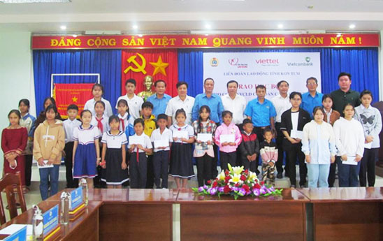 Vietcombank Kon Tum tặng 40 suất học bổng cho con người lao động có hoàn cảnh khó khăn trên địa bàn tỉnh