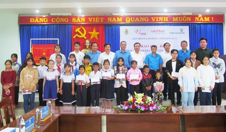 Vietcombank Kon Tum tặng 40 suất học bổng cho con người lao động có hoàn cảnh khó khăn trên địa bàn tỉnh
