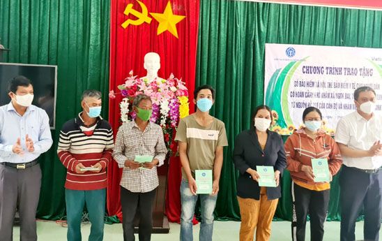 Vietcombank Kon Tum tặng sổ BHXH, thẻ BHYT cho người dân có hoàn cảnh khó khăn trên địa bàn