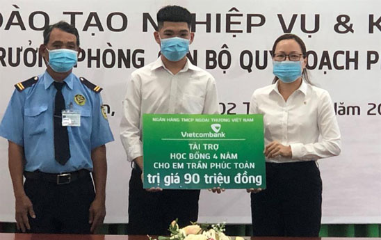 Vietcombank Long An tặng học bổng 4 năm học đại học cho sinh viên có hoàn cảnh khó khăn