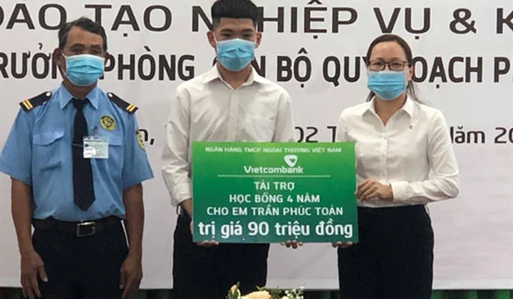 Vietcombank Long An tặng học bổng 4 năm học đại học cho sinh viên có hoàn cảnh khó khăn