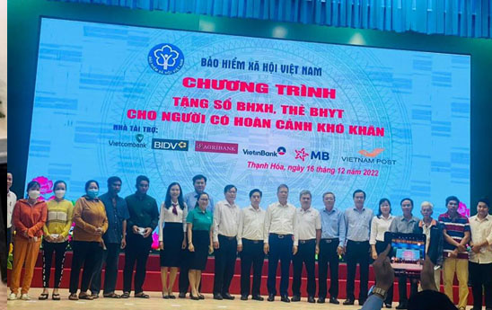 Vietcombank Long An tặng sổ BHXH, thẻ BHYT cho người có hoàn cảnh khó khăn