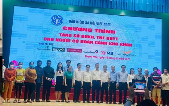 Vietcombank Long An tặng sổ BHXH, thẻ BHYT cho người có hoàn cảnh khó khăn