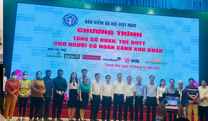 Vietcombank Long An tặng sổ BHXH, thẻ BHYT cho người có hoàn cảnh khó khăn