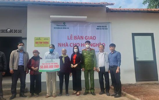 Vietcombank Móng Cái đồng hành cùng người nghèo đón Tết