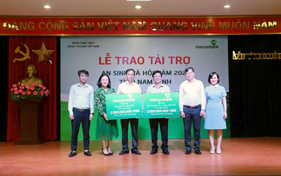 Vietcombank Nam Định trao tài trợ cho quỹ khuyến học Lương Thế Vinh