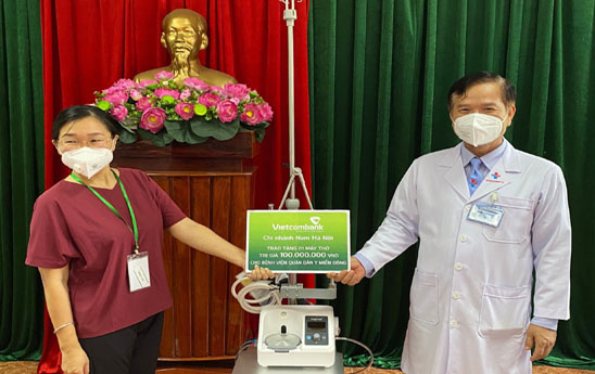 Vietcombank Nam Hà Nội trao tặng máy thở cho bệnh viện Quân dân Y miền Đông