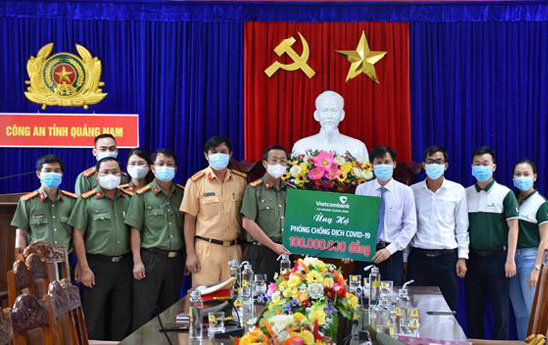 Vietcombank Quảng Nam tặng quà hỗ trợ các chốt phòng, chống dịch Covid-19 trên địa bàn