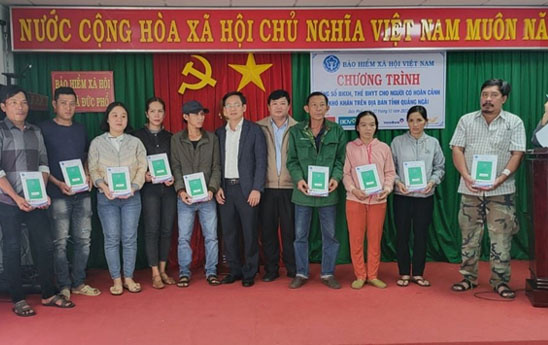 Vietcombank Quảng Ngãi trao tặng 150 sổ BHXH và 200 thẻ BHYT cho người dân có hoàn cảnh khó khăn